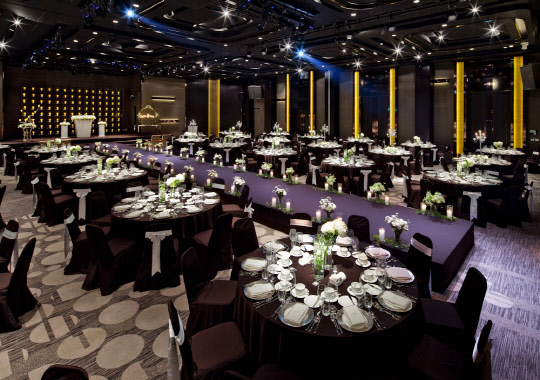 그랜드 앰배서더 서울 어소시에이티드 위드 풀만이 여름 결혼식을 대상으로 다양한 혜택이 담은 '서머 웨딩 딜라이트'(Summer Wedding Delight) 프로모션을 선보인다. 오는 7, 8월 주말에 결혼식을 갖는 고객에 한해 적용한다. 메뉴 할인, 꽃장식 할인, 음료 및 주류 할인, 잔치국수 무료 제공, 예식 당일 테이블당 와인 한 병 무료 제공 등 예비부부들이 가장 관심 있어 하는 다섯 가지 혜택 중 세 가지를 제공한다. 구성은 날짜별로 달라진다. 그랜드 앰배서더 서울 오소시에이티드 위드 풀만 제공